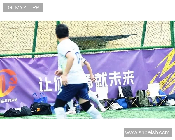 足球明星与粉丝互动共舞精彩瞬间展现热情与魅力